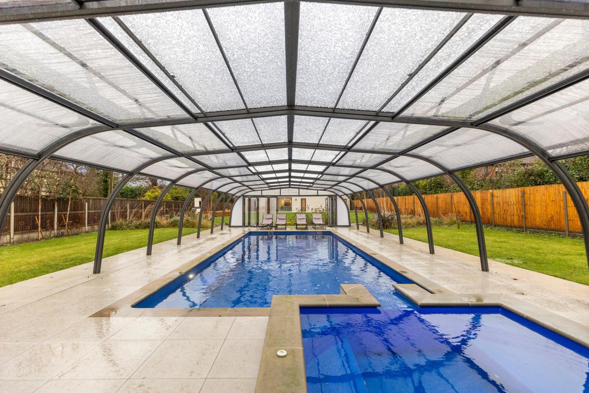 Joy Lane Mansion, Luxe Stay, Poolside Fun & Comfort * Whitstable