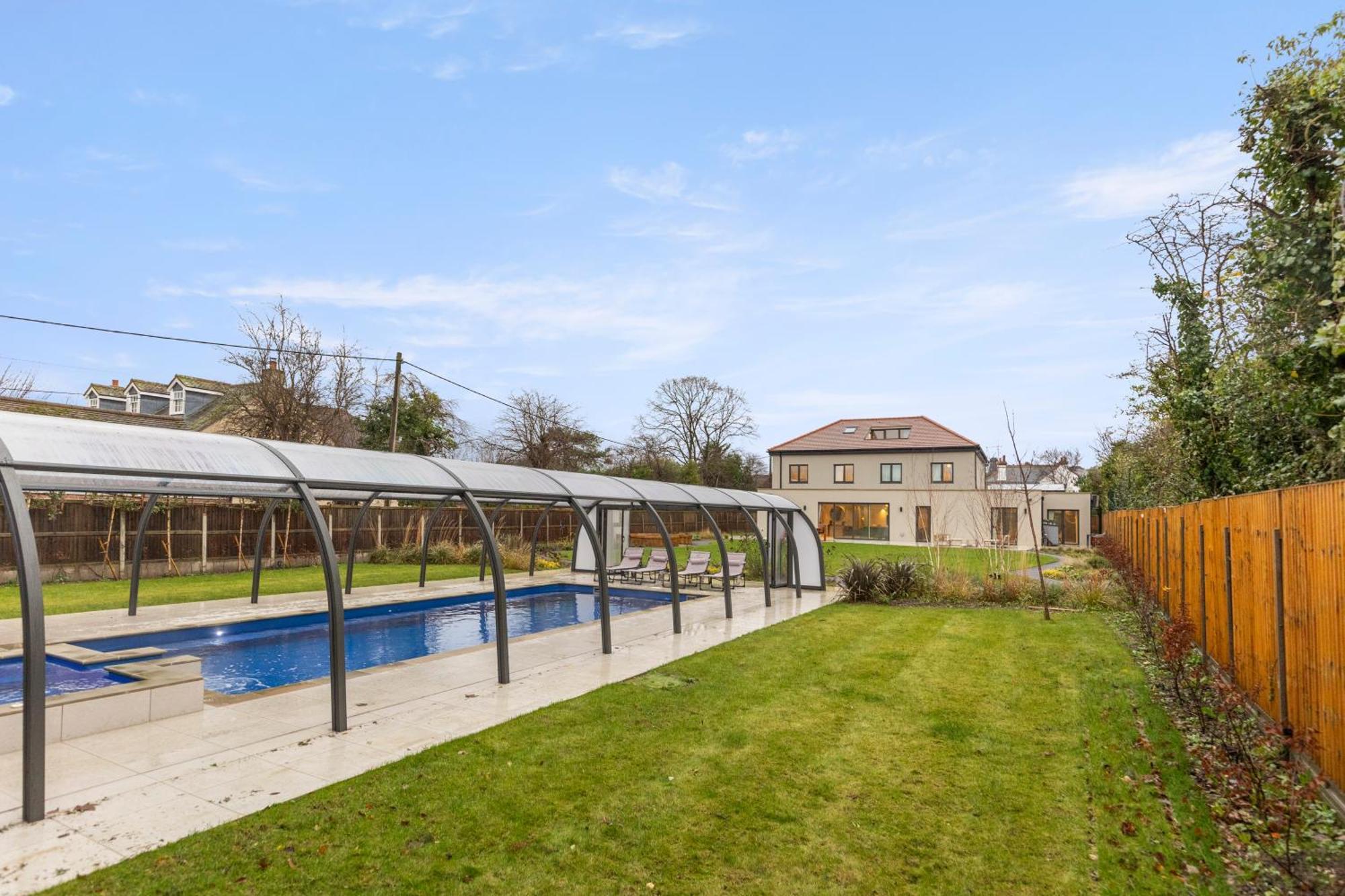 Joy Lane Mansion, Luxe Stay, Poolside Fun & Comfort