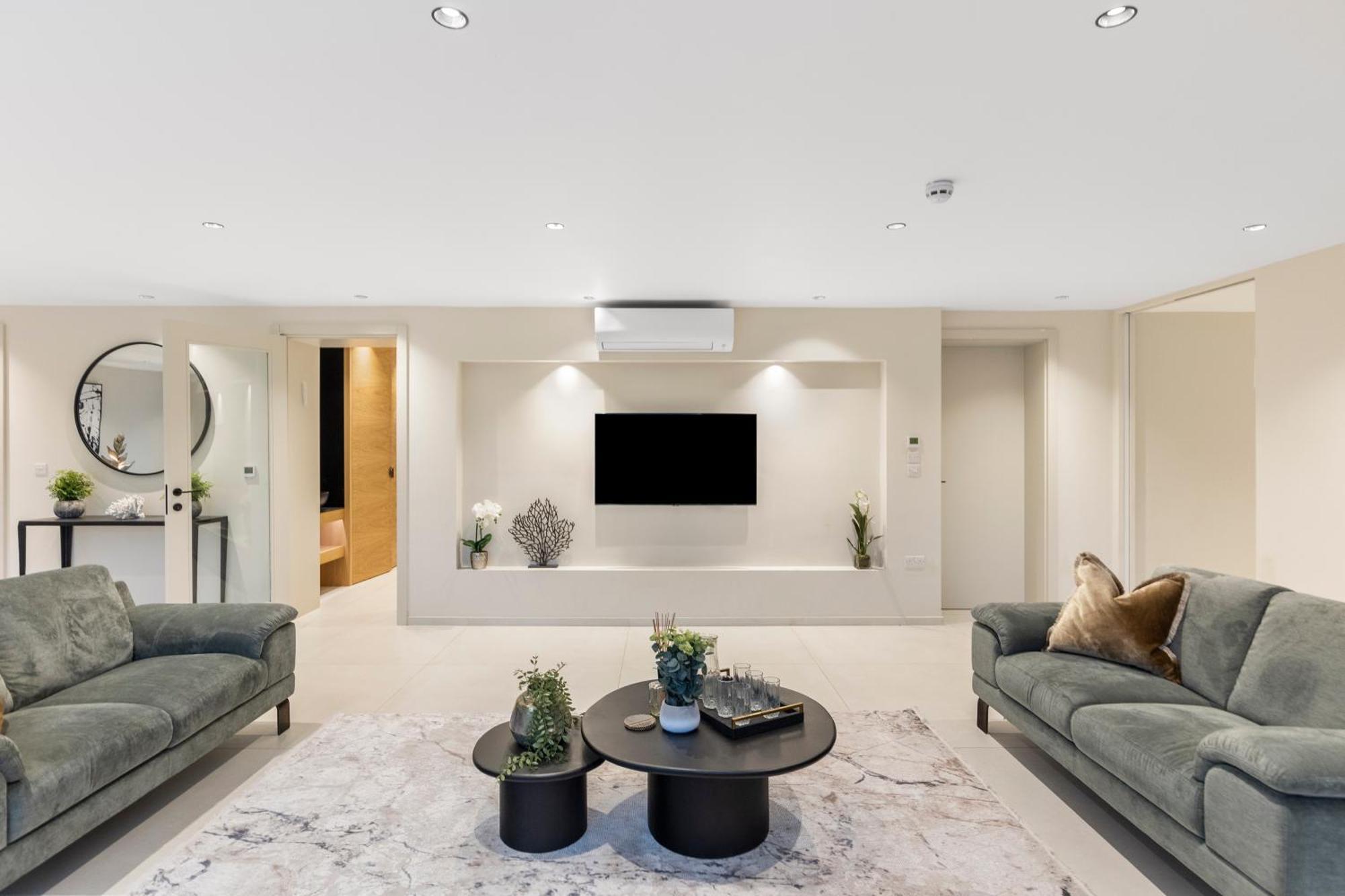 Joy Lane Mansion, Luxe Stay, Poolside Fun & Comfort * Whitstable