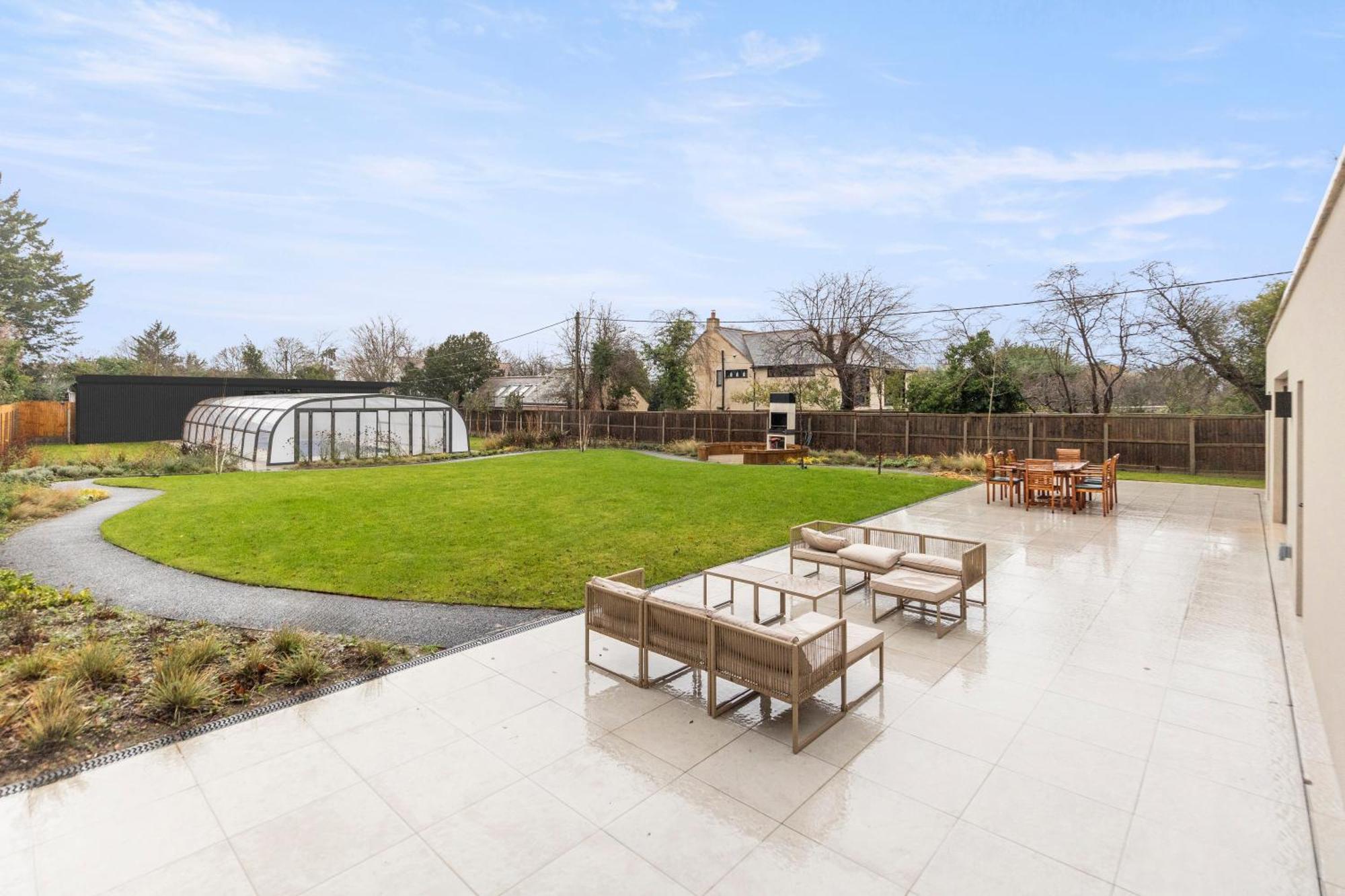 Joy Lane Mansion, Luxe Stay, Poolside Fun & Comfort *