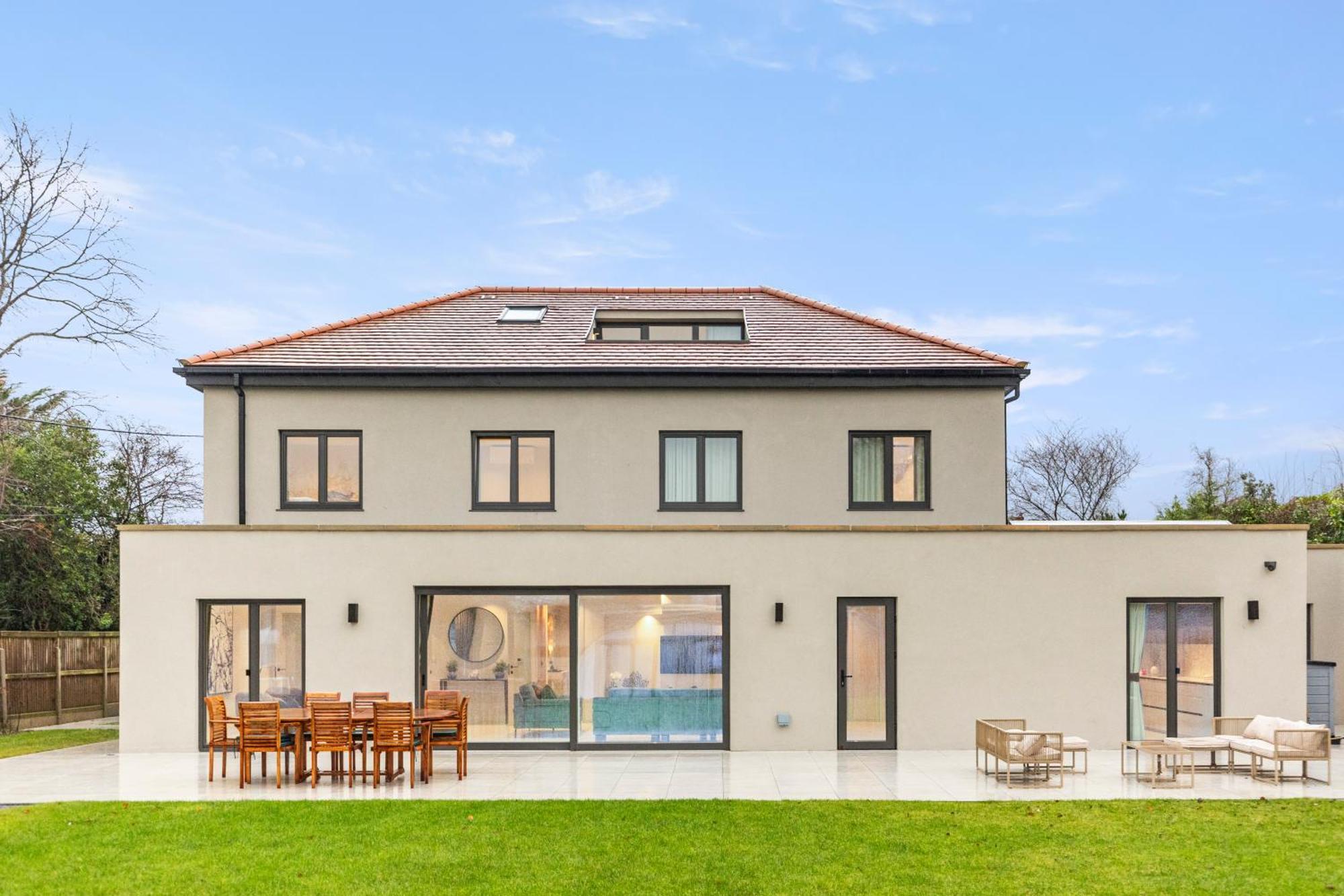 Joy Lane Mansion, Luxe Stay, Poolside Fun & Comfort *
