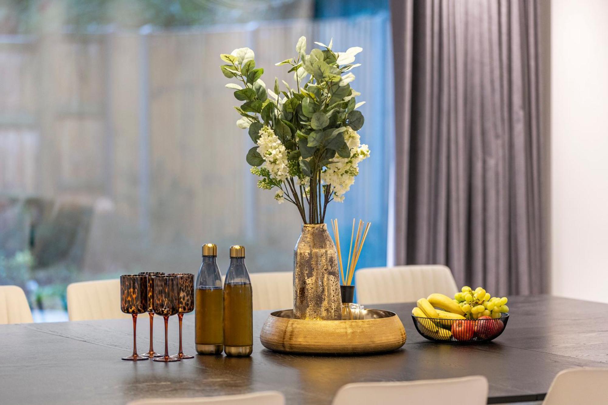 Joy Lane Mansion, Luxe Stay, Poolside Fun & Comfort * Whitstable