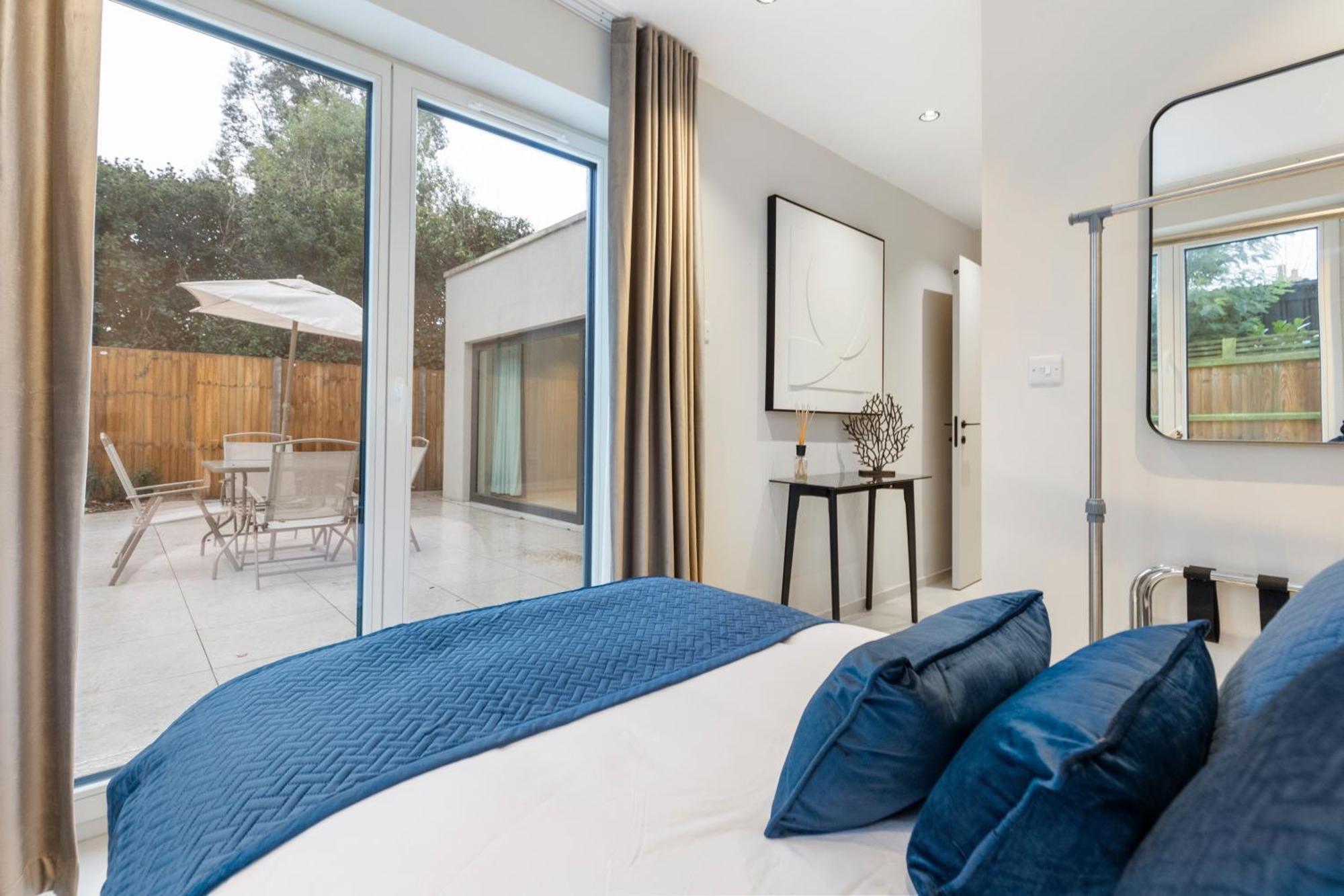 Joy Lane Mansion, Luxe Stay, Poolside Fun & Comfort *