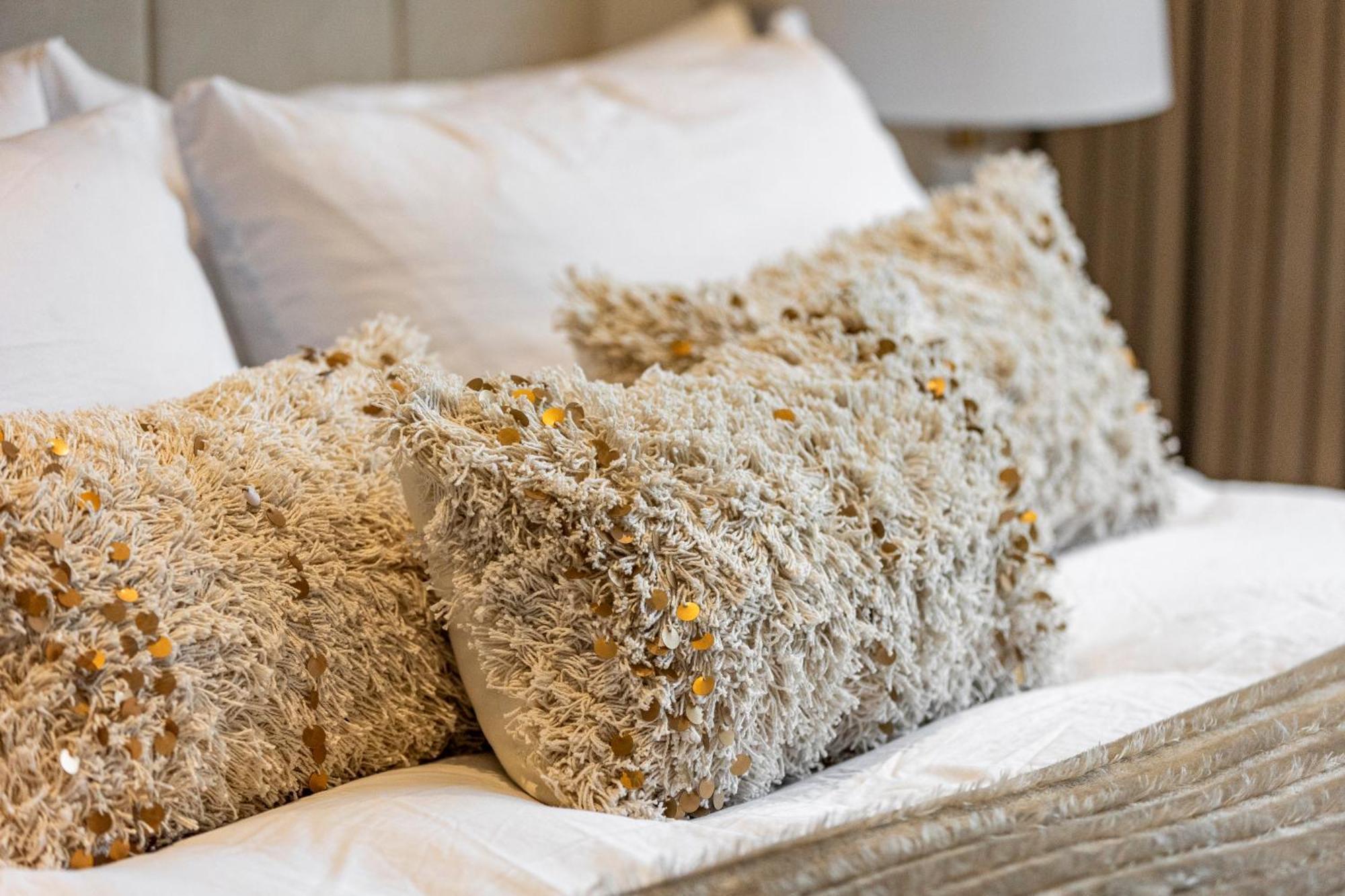 Holiday home Joy Lane Mansion, Luxe Stay, Poolside Fun & Comfort