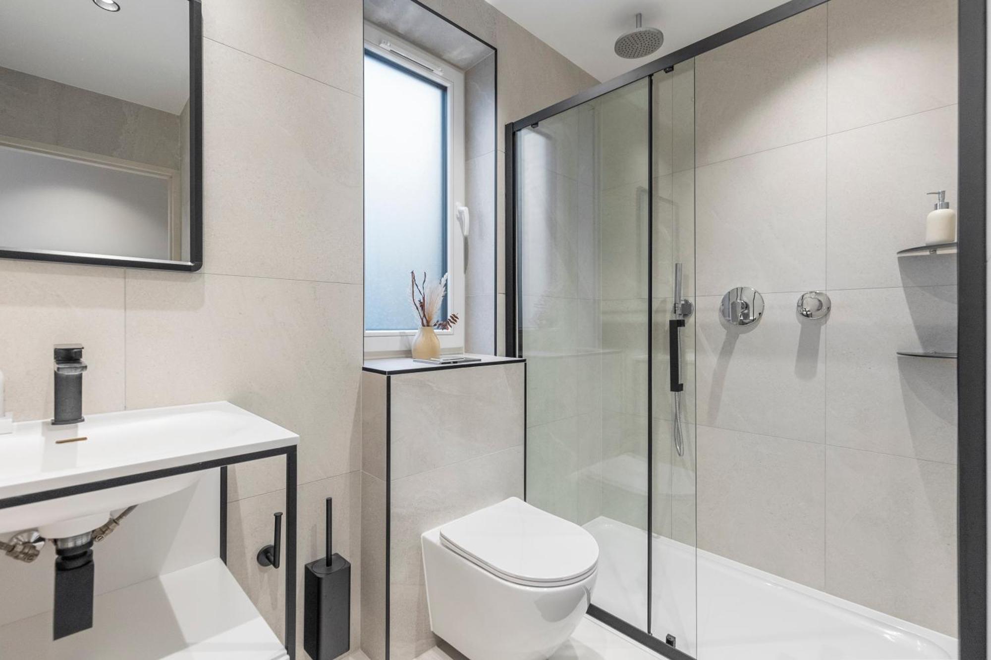 Joy Lane Mansion, Luxe Stay, Poolside Fun & Comfort *