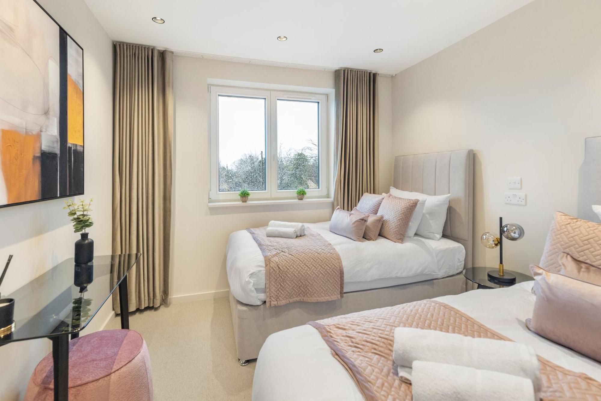 Joy Lane Mansion, Luxe Stay, Poolside Fun & Comfort *
