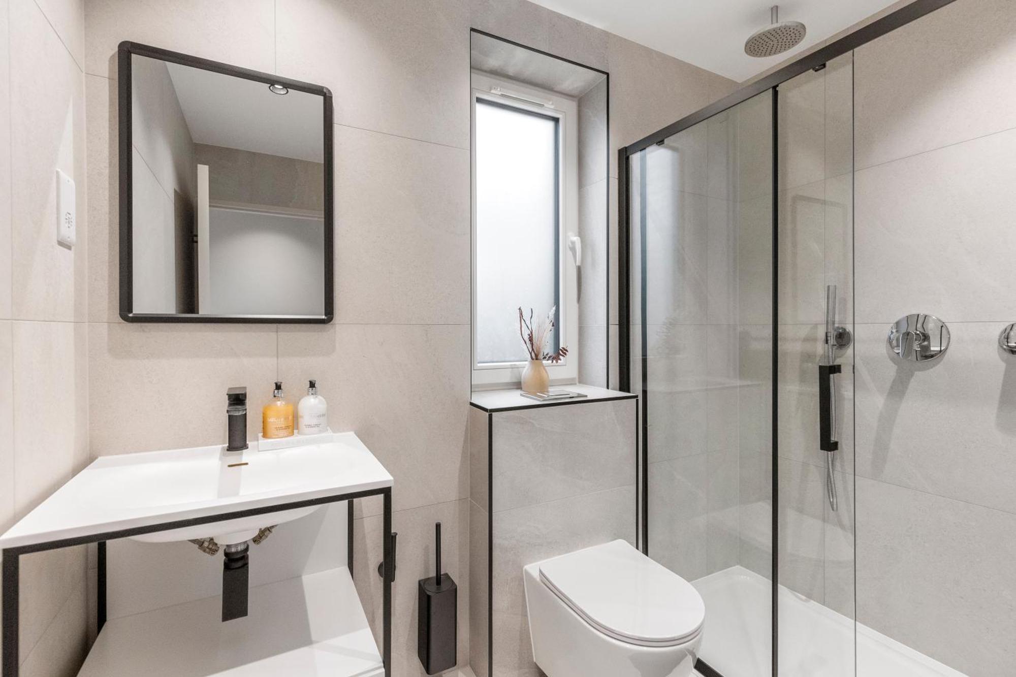 Joy Lane Mansion, Luxe Stay, Poolside Fun & Comfort * Whitstable