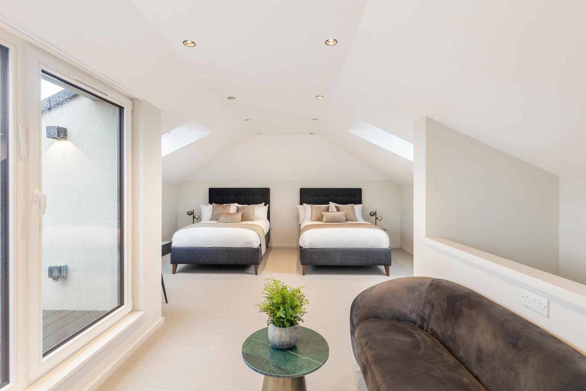 Joy Lane Mansion, Luxe Stay, Poolside Fun & Comfort *