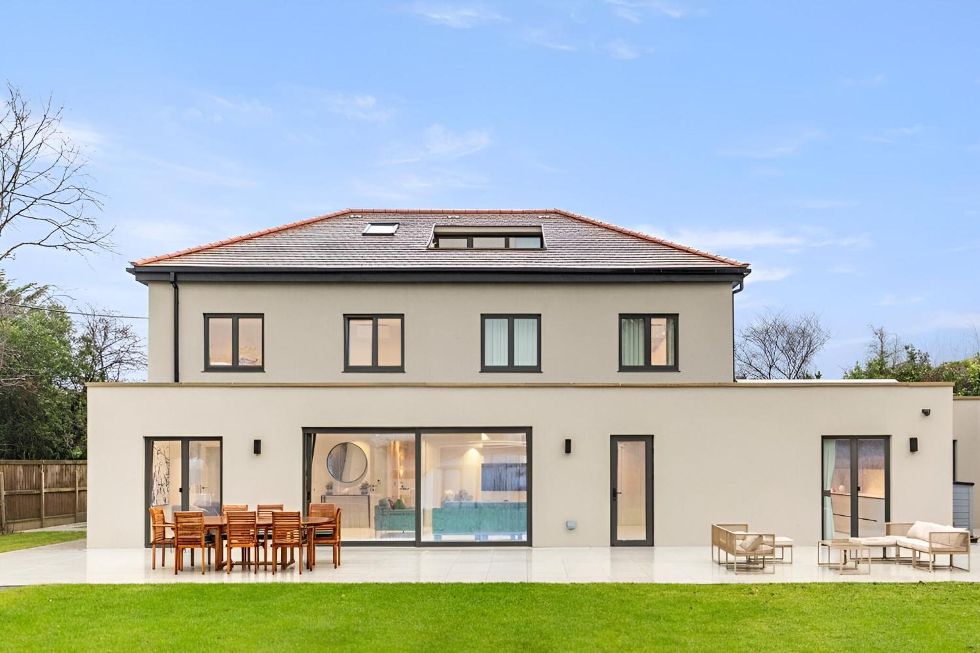 Joy Lane Mansion, Luxe Stay, Poolside Fun & Comfort Holiday home
