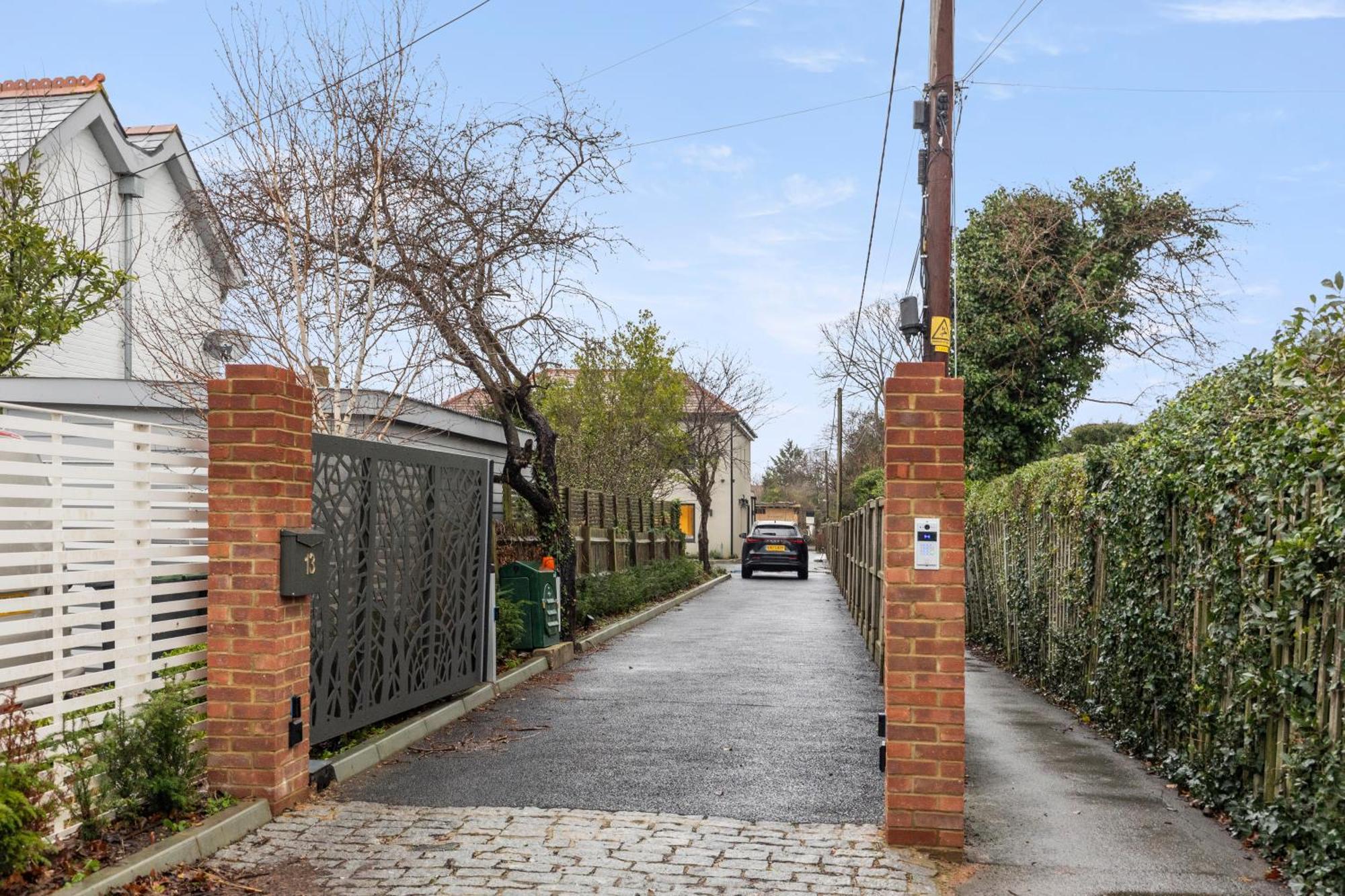 Joy Lane Mansion, Luxe Stay, Poolside Fun & Comfort Holiday home
