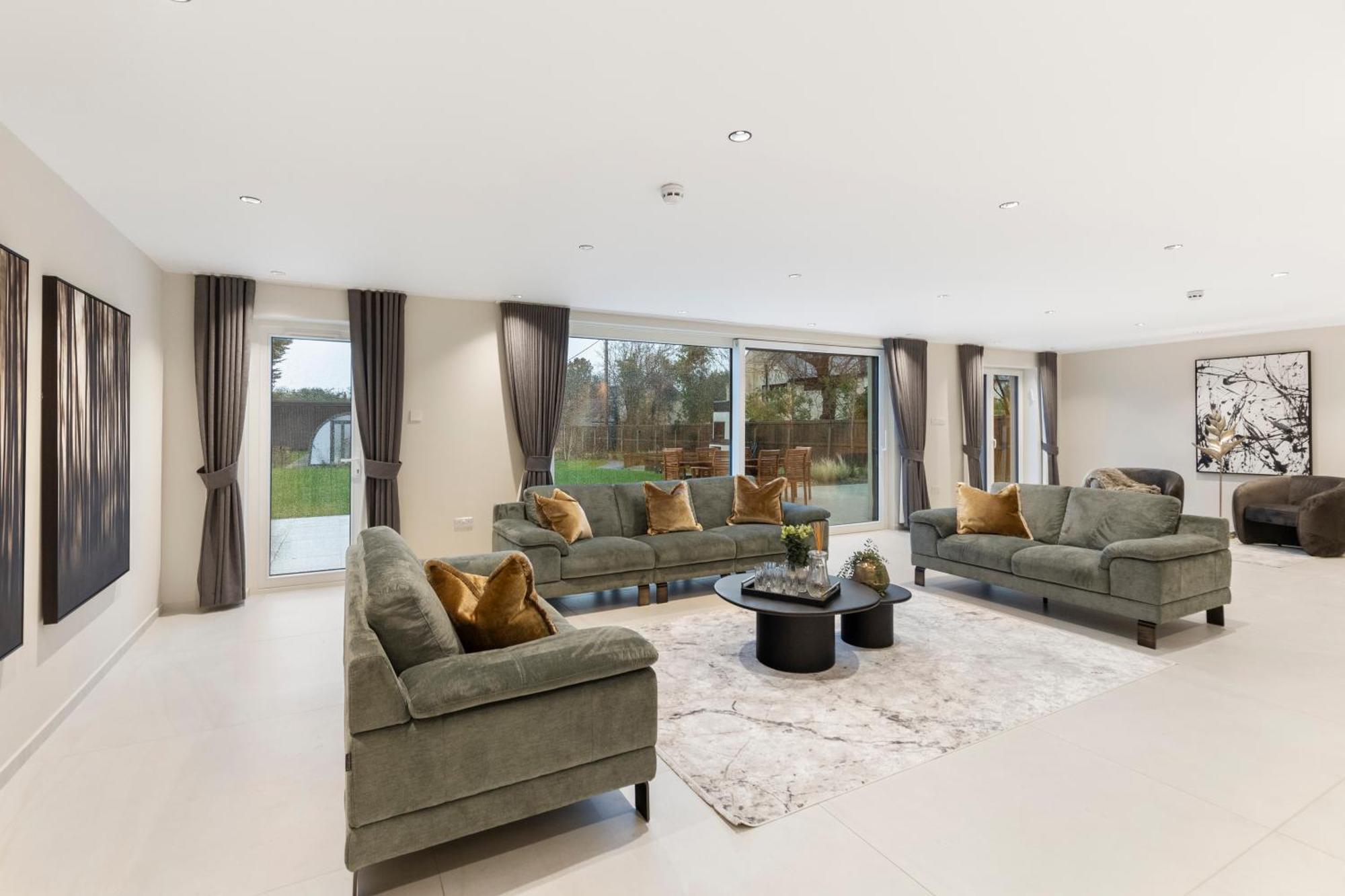 Holiday home Joy Lane Mansion, Luxe Stay, Poolside Fun & Comfort
