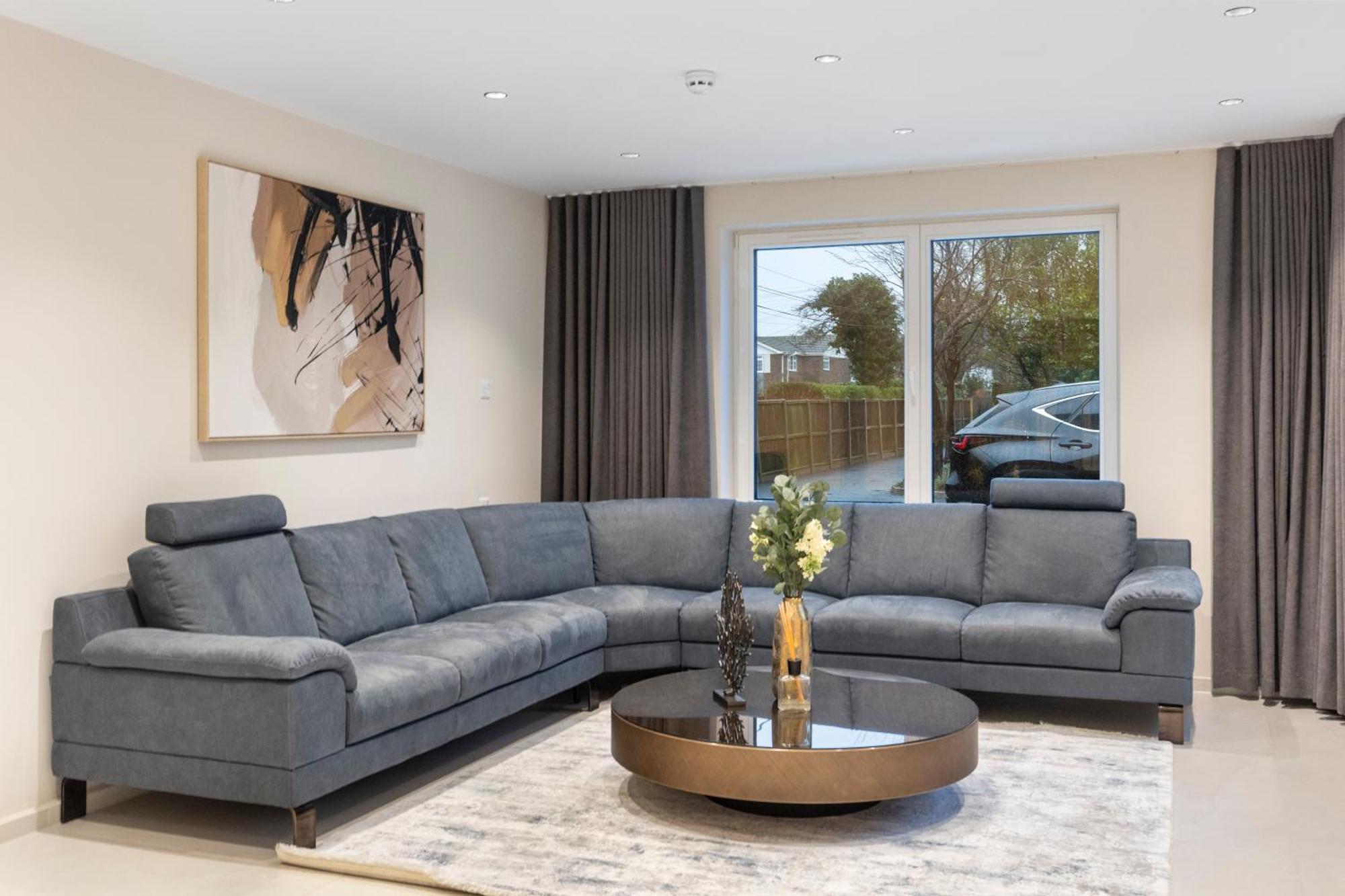 Joy Lane Mansion, Luxe Stay, Poolside Fun & Comfort Holiday home *