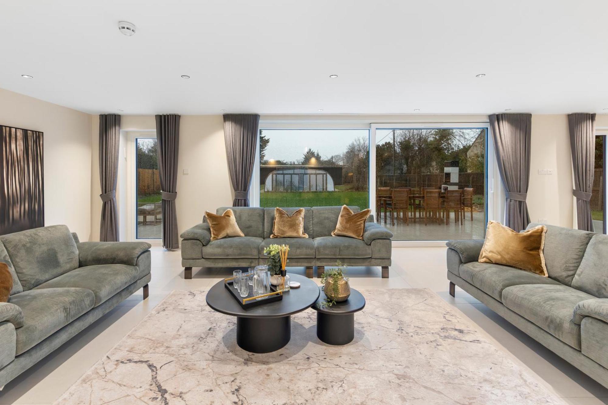 Joy Lane Mansion, Luxe Stay, Poolside Fun & Comfort * Whitstable