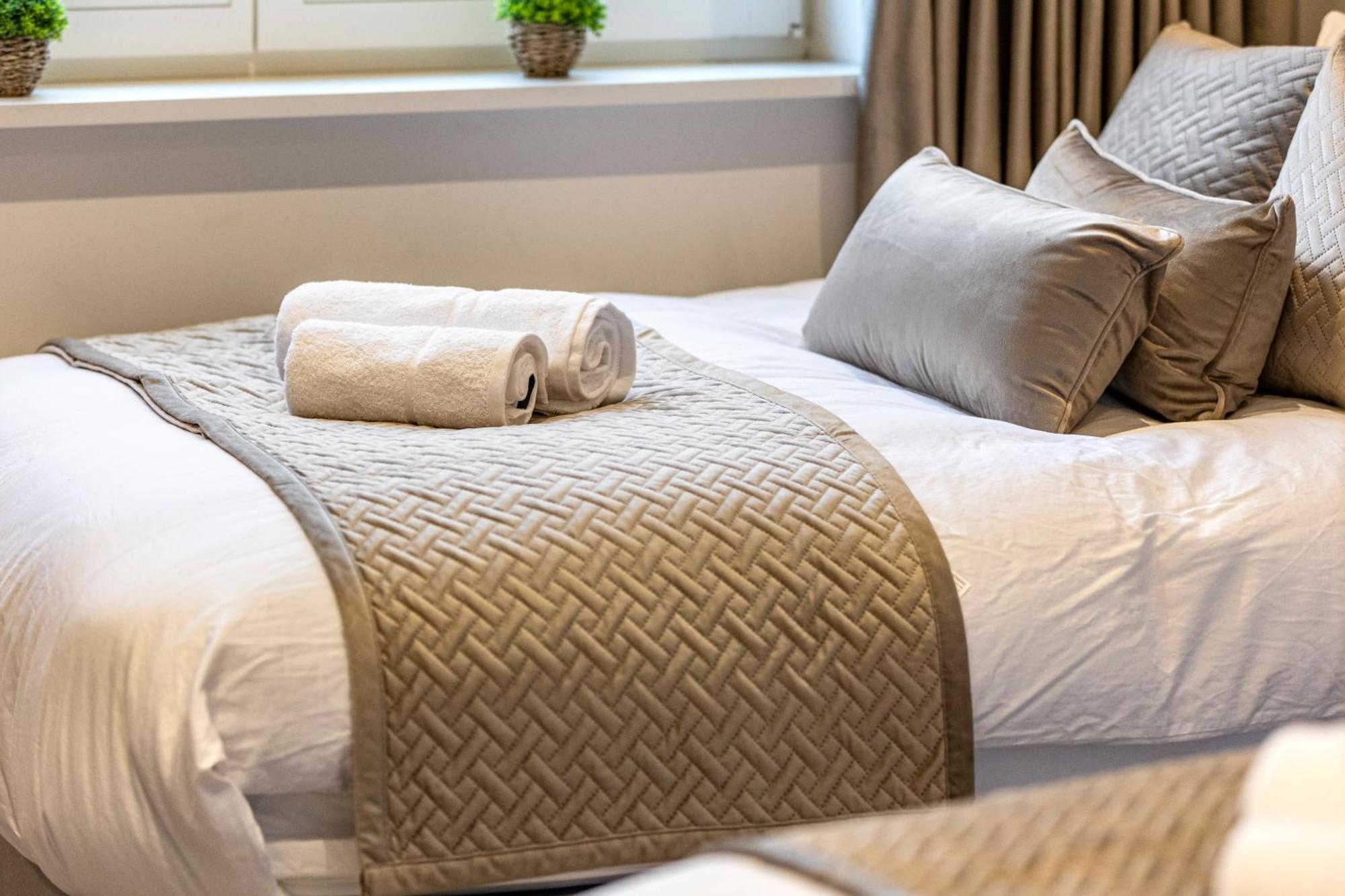 Joy Lane Mansion, Luxe Stay, Poolside Fun & Comfort Holiday home *