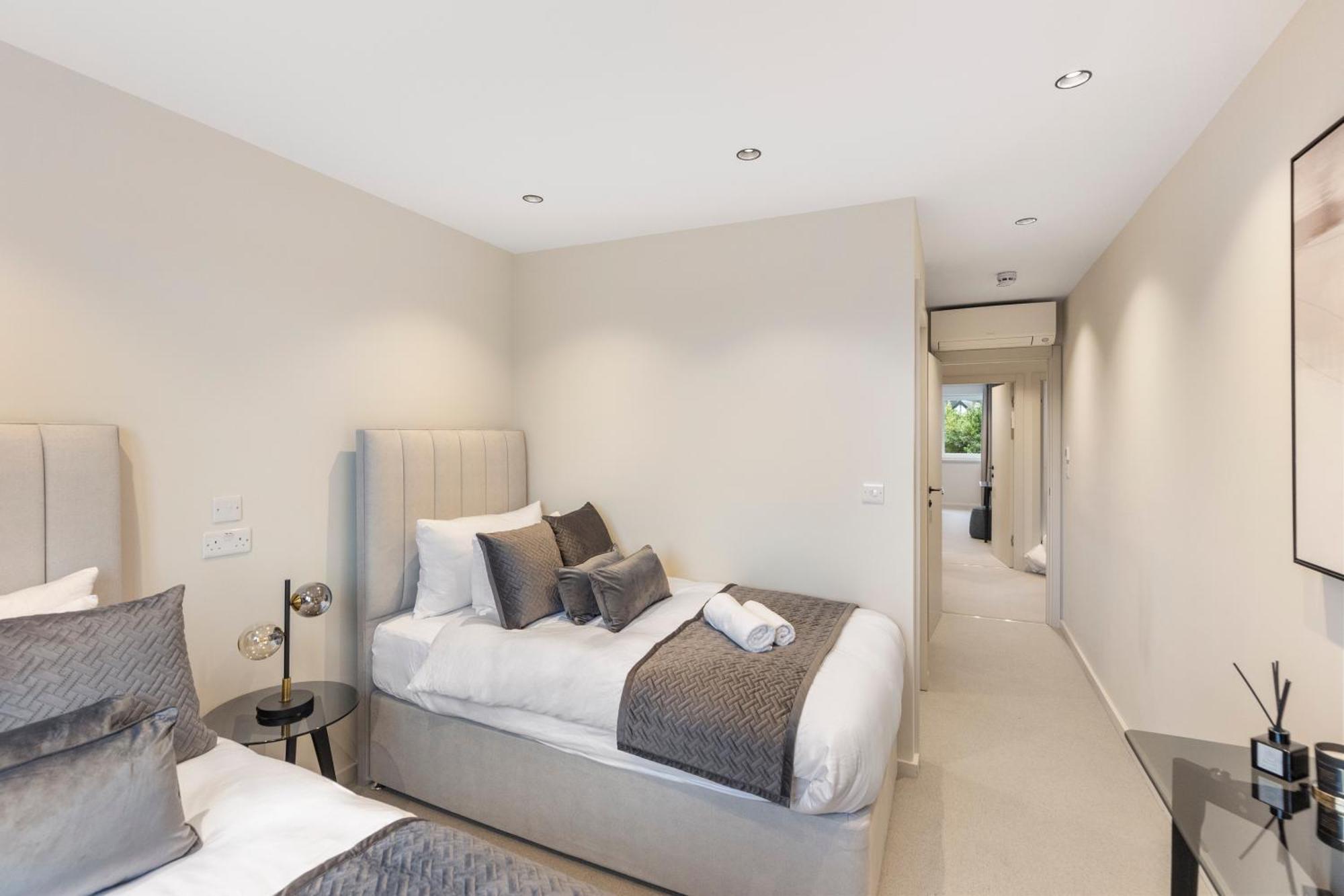 Joy Lane Mansion, Luxe Stay, Poolside Fun & Comfort Holiday home *