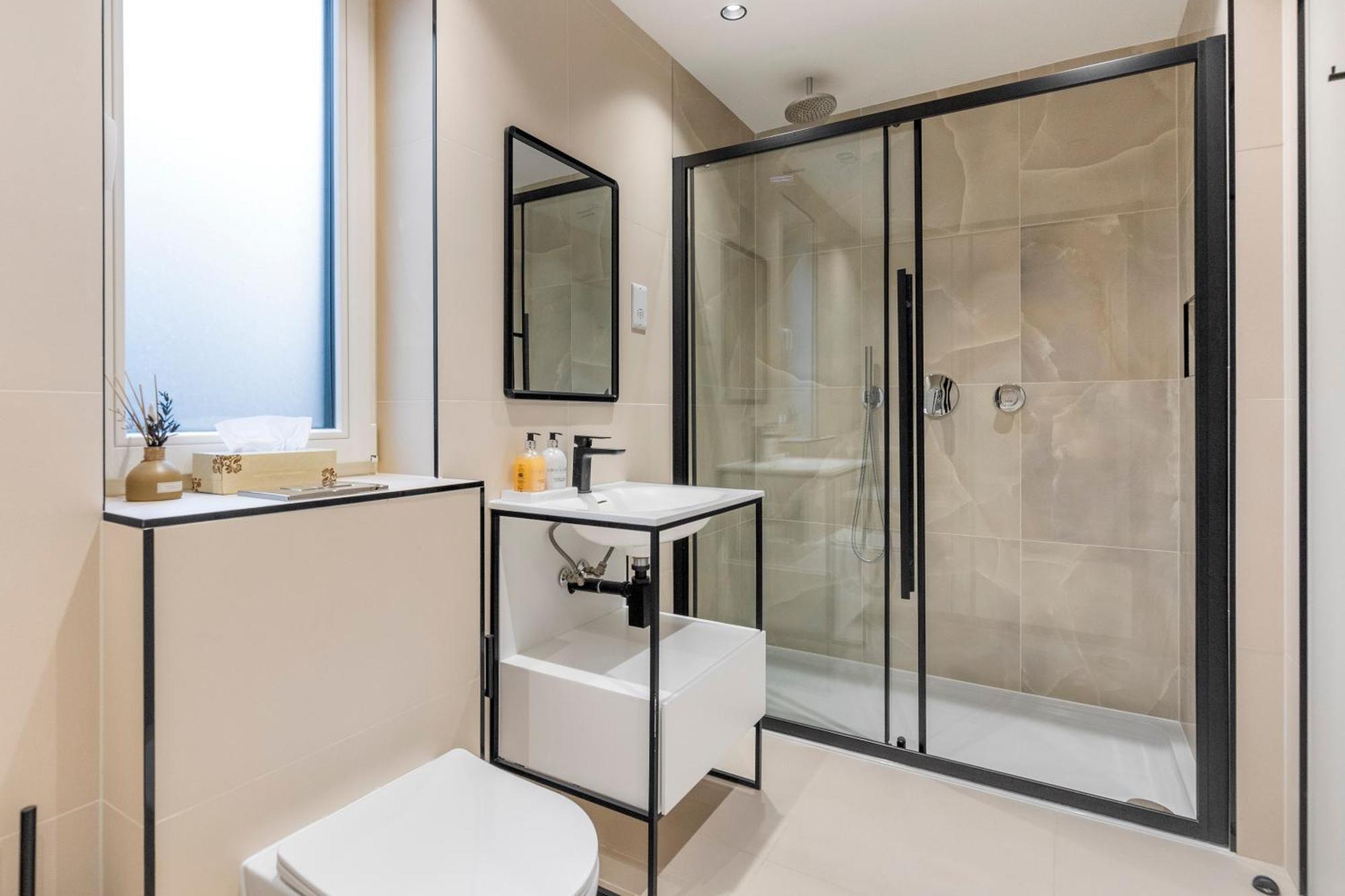 Joy Lane Mansion, Luxe Stay, Poolside Fun & Comfort