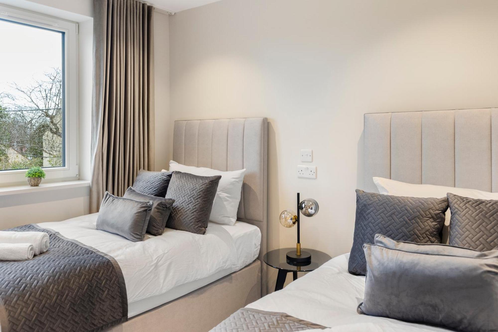 Joy Lane Mansion, Luxe Stay, Poolside Fun & Comfort *