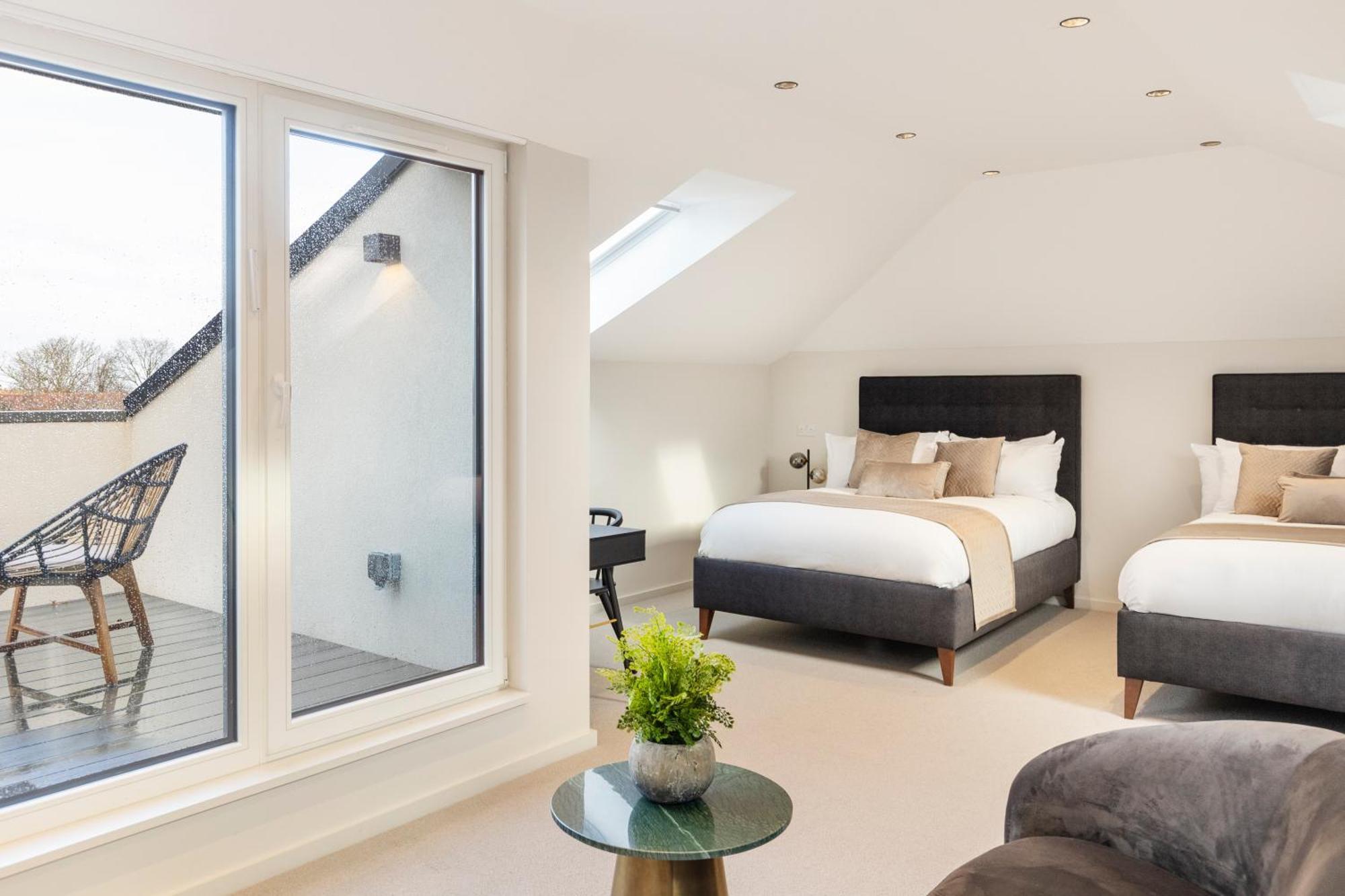 Joy Lane Mansion, Luxe Stay, Poolside Fun & Comfort Holiday home *