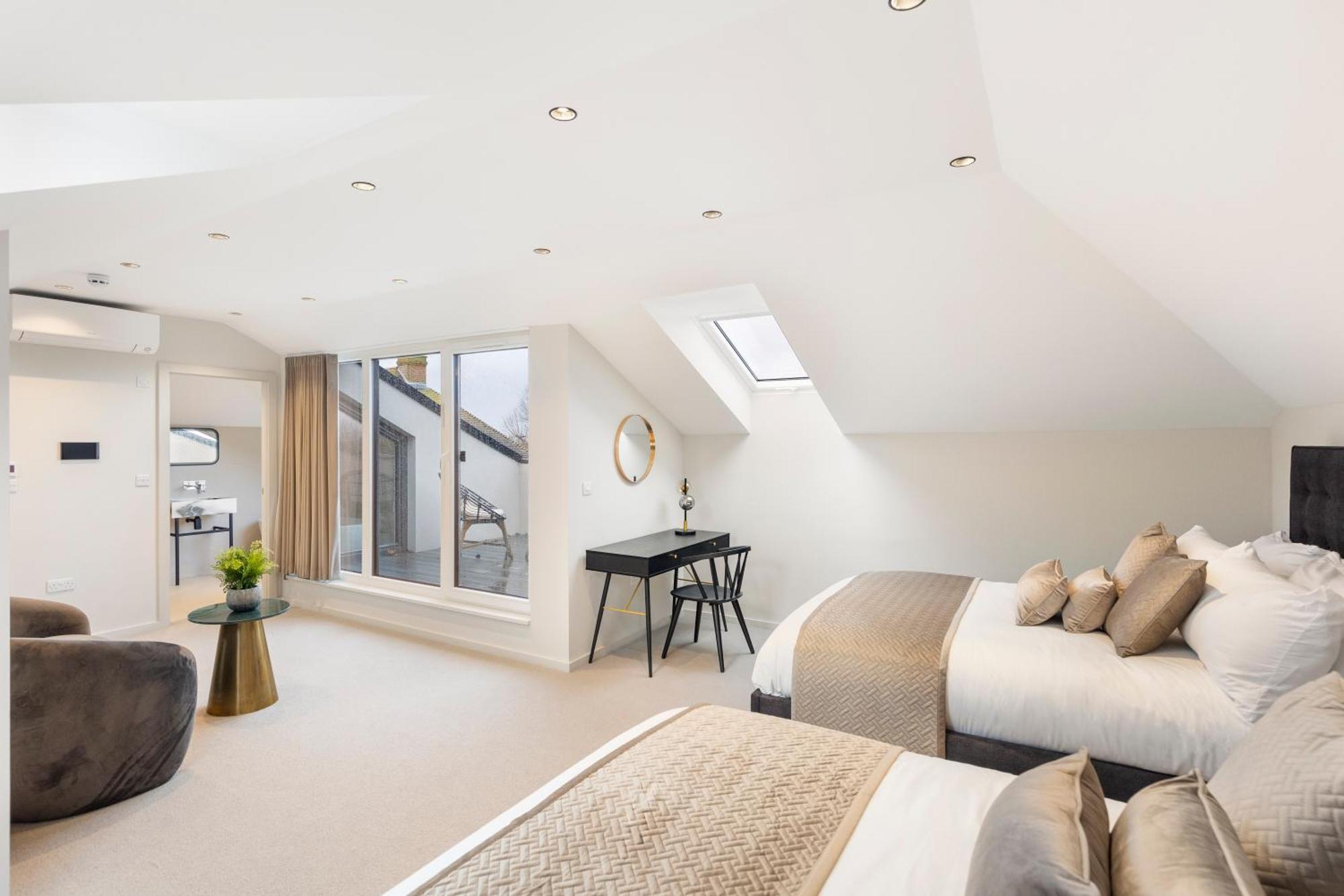 Joy Lane Mansion, Luxe Stay, Poolside Fun & Comfort Holiday home Whitstable